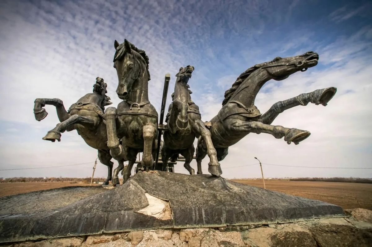 27 октября 1967 года в Каховке торжественно открыли монумент «Легендарная тачанка» – один из самых узнаваемых символов Гражданской войны на юге бывшей Российской империи