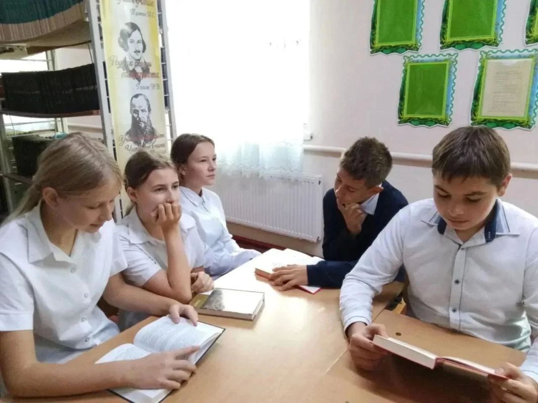 «По страницам любимых книг»: в Приморской школе прошла консультация по выразительному чтению