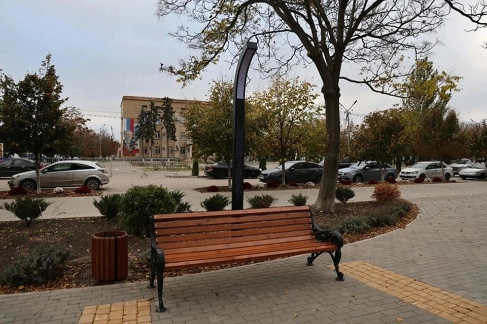 В новом сквере Геническа установили современные уличные фонари