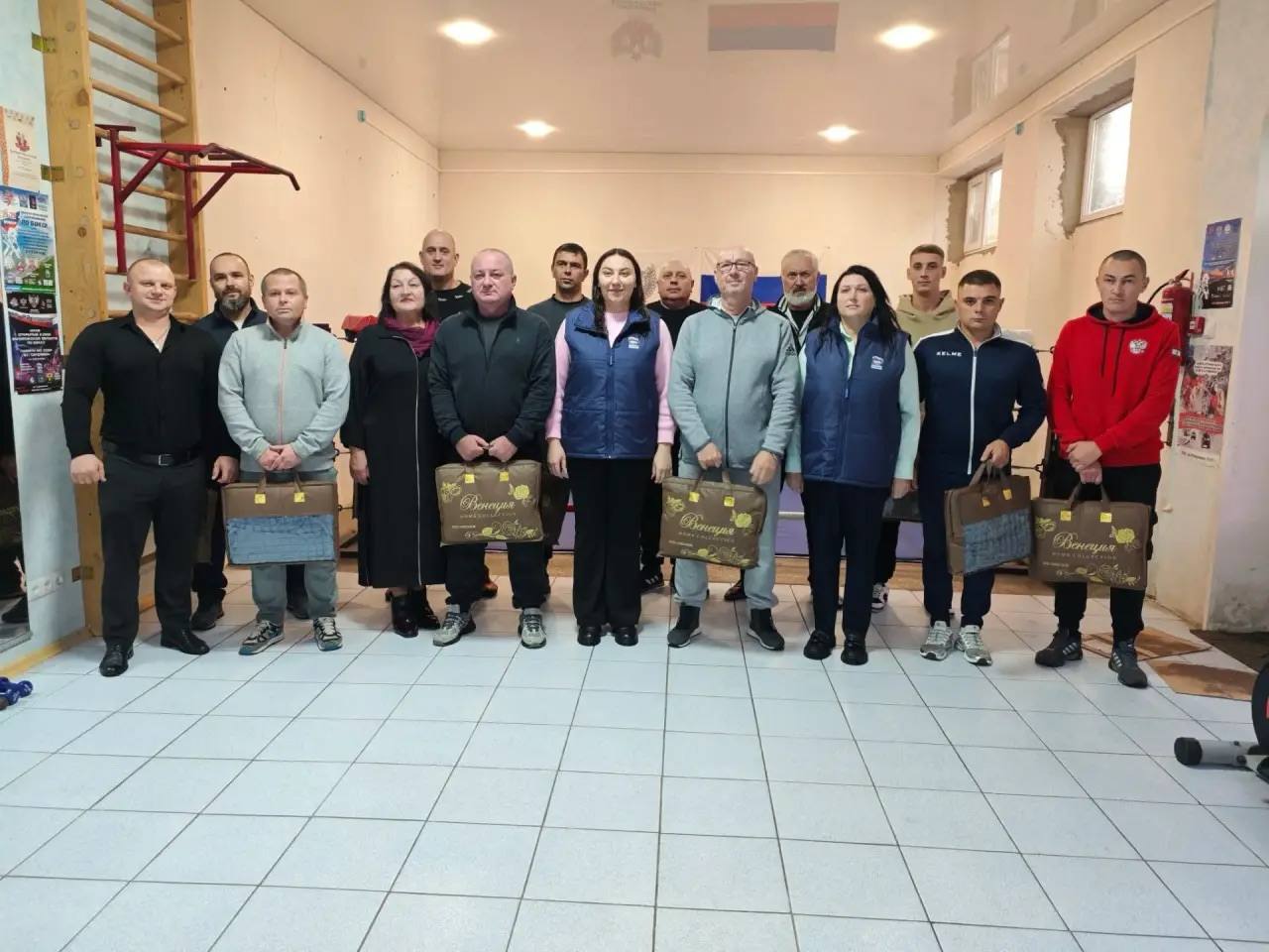 С Днём тренера!. В преддверии Дня тренера секретарь Новотроицкого местного отделения партии Единая Россия Евгения Кузьменко и руководитель фракции Единая Россия Наталья Чумак поздравили сотрудников и спортсменов спортивного...