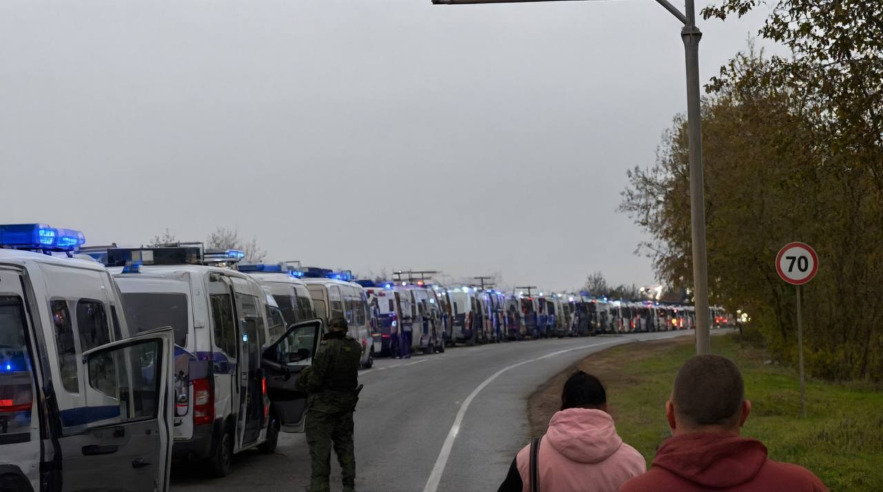 Колонна автотранспорта с эвакуированными жителями Алешек выдвинулась в сторону Крыма