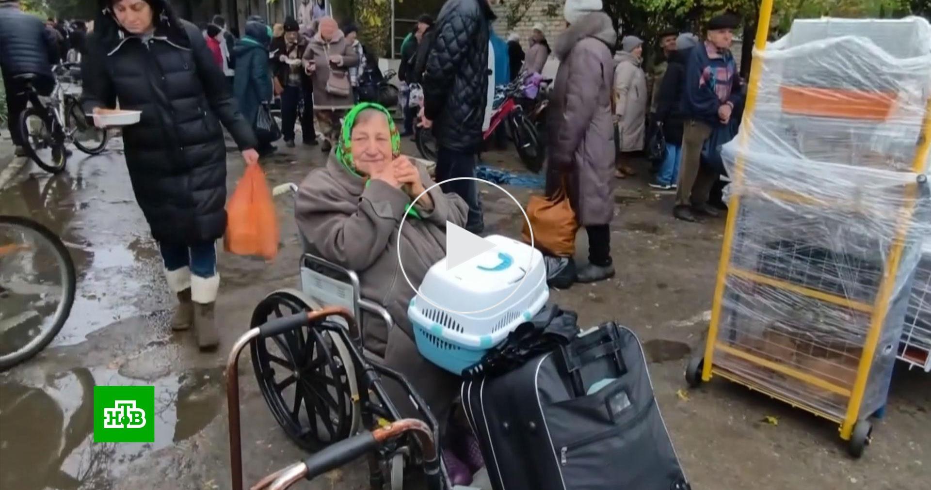 «Мы попали в рай»: эвакуированных из Алешек встретили в Симферополе и накормили