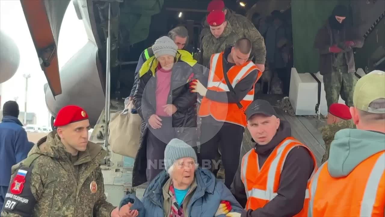 Последние два самолета с жителями Алешек также прибыли в Гомель На борту второго самолета находились семьи и пенсионеры, а третьего - для пассажиры с домашними животными, передает "Первый информационный"