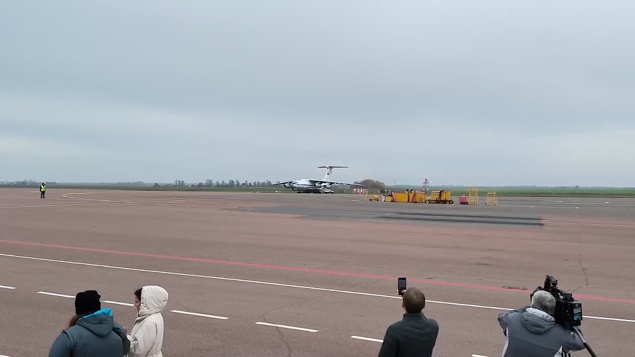 Первый самолет с эвакуированными жителями Алешек приземлился в белорусском Гомеле, сообщает
